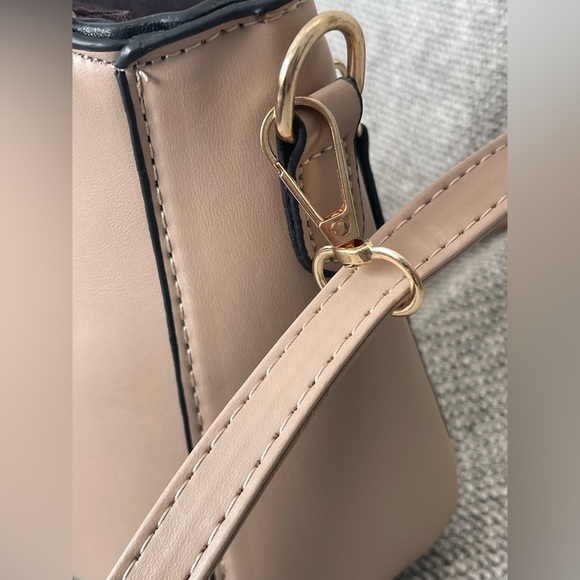 Chic Pink and Gold Satchel with Structured Design - Picture 16 of 16